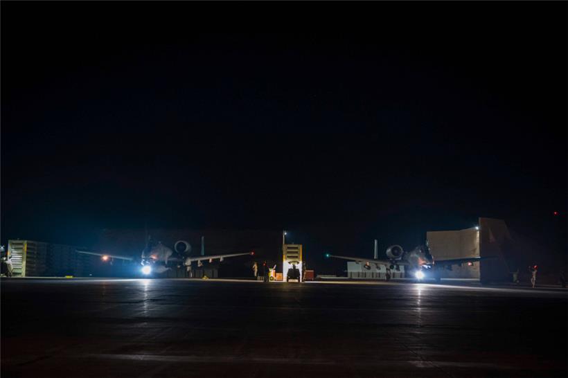 US-amerikanische A-10 Thunderbolt II bereiten sich auf den Start vor, um die Operation Hawkeye Strike auf einer Basis im Zuständigkeitsbereich des US-Zentralkommandos zu unterstützen. Die US-Streitkräfte griffen am Freitag mehr als 70 Ziele der Terrormiliz Islamischer Staat in Syrien an

