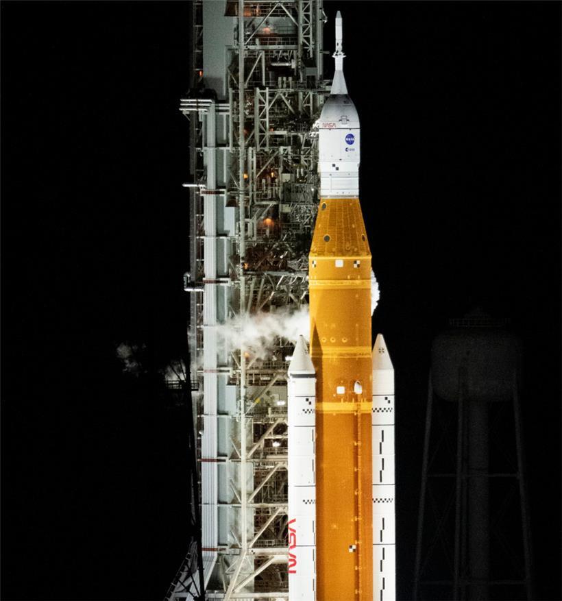 USA, Cape Canaveral: Die Artemis-Rakete der NASA mit der „Orion“-Kapsel an Bord steht auf der Startrampe 39B im Kennedy Space Center
