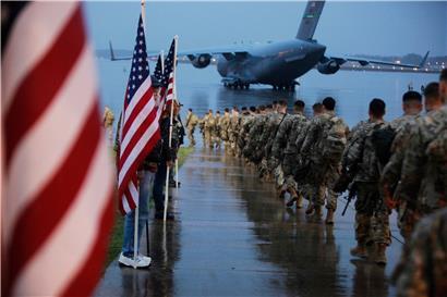 USA, Fort Bragg: Fallschirmjäger der 1. Brigade der US-Armee und Soldaten der 82. Airborne Division bereiten sich auf ihre Abreise vom Militärstützpunkt Fort Bragg vor, um in das Operationsgebiet des U.S. Central Command fliegen. 
