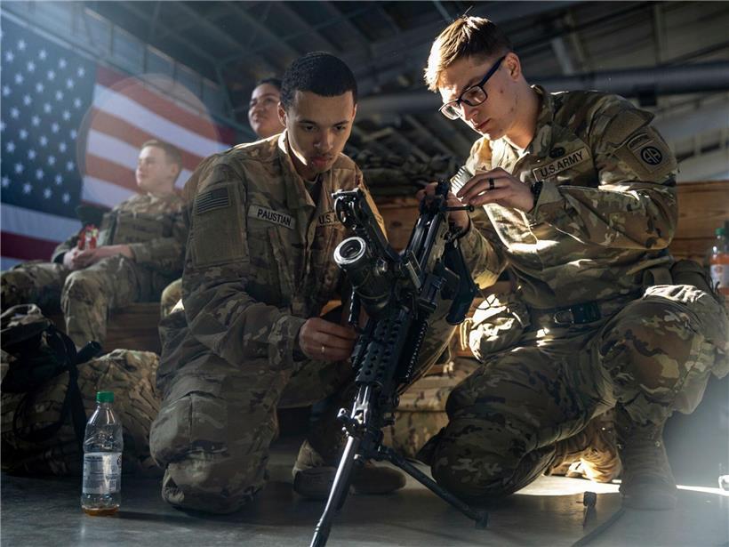 Soldaten der 82. Luftlandedivision US-Armee reinigen Waffen vor Einsatz in Fort Bragg, USA, militärische Vorbereitung 2022