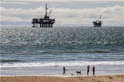 USA, Huntington Beach: Offshore-Bohrplattformen sind auf der Suche nach Erdöl vor dem Huntington Dog Beach. (Symbolbild)
