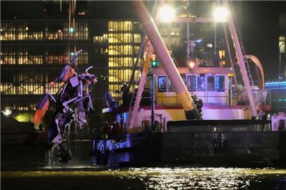 USA, Jersey City: Ein Kran hebt das Wrack eines in den Hudson River gestürzten Hubschraubers an in Jersey City, New Jersey.
