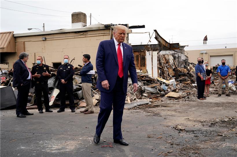 USA, Kenosha: Donald Trump geht an der Stelle, an der es nach der Erschießung des 29-jährigen Afroamerikaners Jacob Blake zu Ausschreitungen bei Anti-Rassismus-Protesten gekommen ist. Der US-Präsident war am 1. September nach Kenosha gereist, um sich mit Sicherheitsbehörden zu treffen und ein Bild von den Schäden nach den gewalttätigen Protesten machen.
