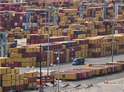 Gestapelte Container im Hafen von Long Beach, USA, symbolisieren Auswirkungen des Obersten Gerichts auf US-Zölle.