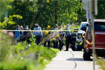 USA, Minneapolis: Polizisten treffen vor einer Schule ein. An einer Schule ist es zu einem Schusswaffenvorfall gekommen. Übereinstimmenden Medienberichten zufolge ist die tatverdächtige Person tot.
