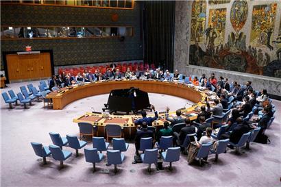 USA, New York: Der Sicherheitsrat der Vereinten Nationen stimmt während einer Sitzung über eine Resolution über den Nahostkonflikt ab
