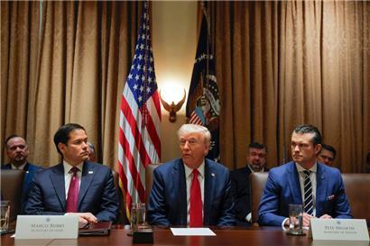 USA, Washington: US-Präsident Donald Trump (M) spricht während seiner ersten Kabinettssitzung nach seiner Wiederwahl im Weißen Haus, während Außenminister Marco Rubio und Verteidigungsminister Pete Hegseth zuhören.
