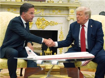 US-Präsident Donald Trump schüttelt Hand mit NATO-Generalsekretär Mark Rutte im Oval Office, Washington, Juli 2025
