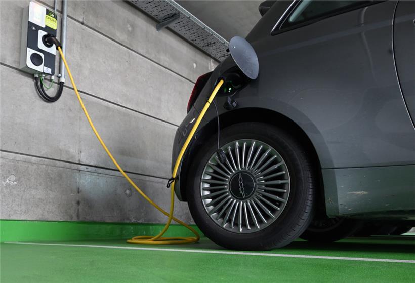 U.a. sollen weitere Unterstützungen für das Installieren von Ladeinfrastrukturen die E-Mobilität fördern
