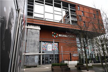 Über dem Einkaufszentrum Belval Plaza 1 gibt es Wohneinheiten in acht Blöcken auf vier Etagen verteilt. Die Bewohner schlagen sich mit allerlei Problemen herum.

