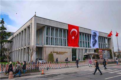 Über dem Rathaus von Istanbul wacht der türkische Staatsgründer Mustafa Kemal Atatürk, auch nach der Verhaftung von Ekrem Imamoglu
