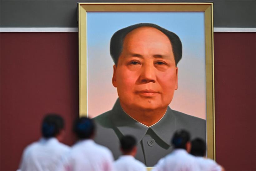 Über dem ikonischen Porträt des Staatsgründers Mao Zedong auf dem Tiananmen-Plat...