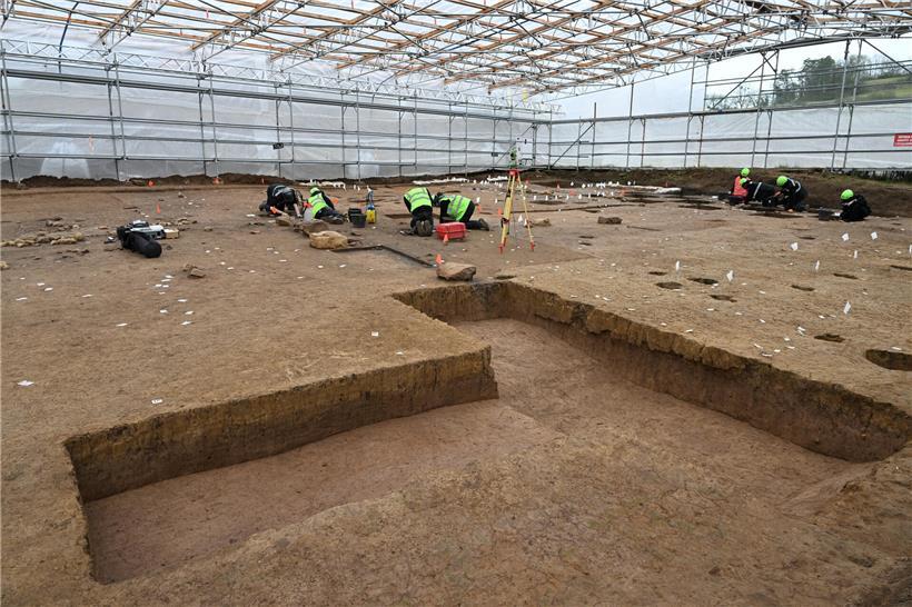 Archäologische Grabungsstätte vor Neubau einer modernen Wohnsiedlung in urbanem Gebiet
