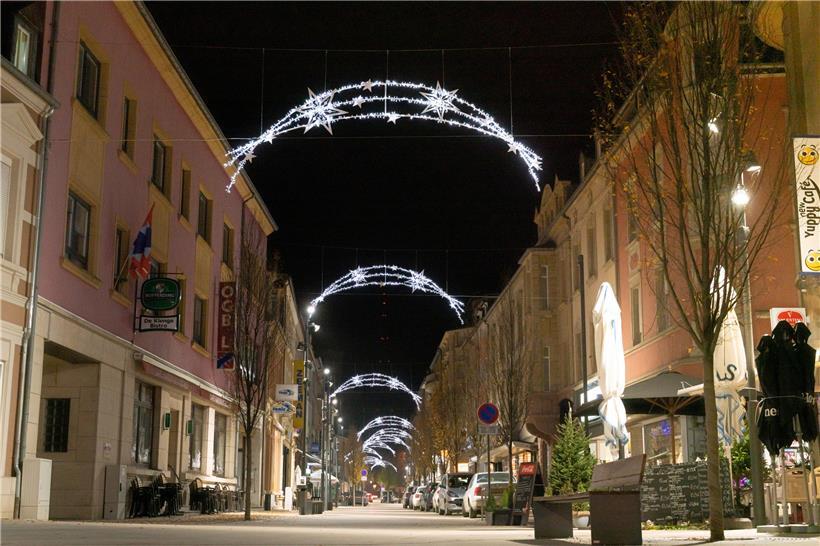 Über die Weihnachtsfeiertage können die Düdelinger nur zu Fuß oder mit dem Fahrrad die Weihnachtsbeleuchtung im Stadtzentrum genießen. Danach können auch wieder Autos durch die Haupteinkaufsstraße fahren.

