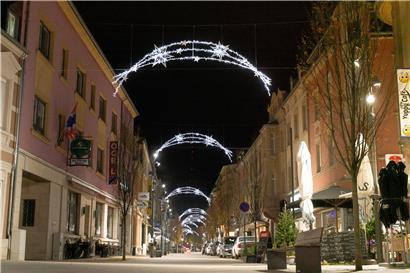 Über die Weihnachtsfeiertage können die Düdelinger nur zu Fuß oder mit dem Fahrrad die Weihnachtsbeleuchtung im Stadtzentrum genießen. Danach können auch wieder Autos durch die Haupteinkaufsstraße fahren.
