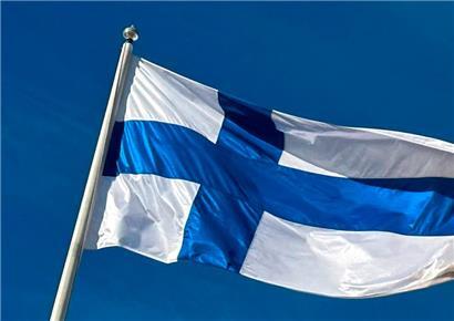 Über einem Gebäude in Helsinki weht eine finnische Flagge
