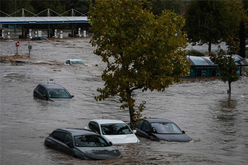 Überflutete Autos in einem Gewerbegebiet nach starken Regenfällen in der Region Givors
