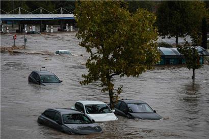 Überflutete Autos in einem Gewerbegebiet nach starken Regenfällen in der Region Givors

