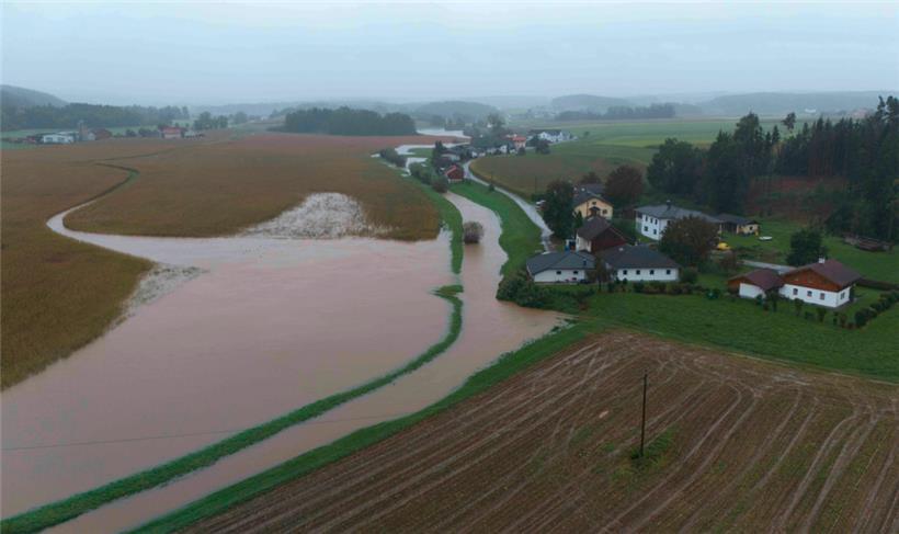 Überflutungen aufgrund des Dauerregens in Neukirchen an der Enknach
