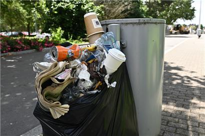 Überfüllte Mülltonnen. Dieses Bild gehört in Esch mittlerweile zum Alltag.

