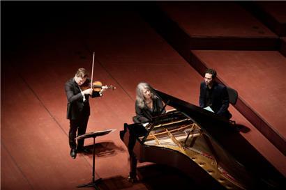 Überirdisch: die musikalische Kunst, interpretatorische Stimmigkeit und das stilistische Feingefühl von Martha Argerich und Renaud Capuçon

