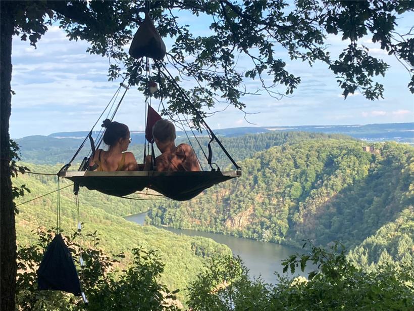 Übernachten hoch über der Saar: An Bäumen sind in zwei Metern Höhe die „Cloefhänger“ montiert. Die Aussicht über die Saarschleife ist überwältigend. 

