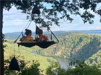 Übernachten hoch über der Saar: An Bäumen sind in zwei Metern Höhe die „Cloefhänger“ montiert. Die Aussicht über die Saarschleife ist überwältigend. 
