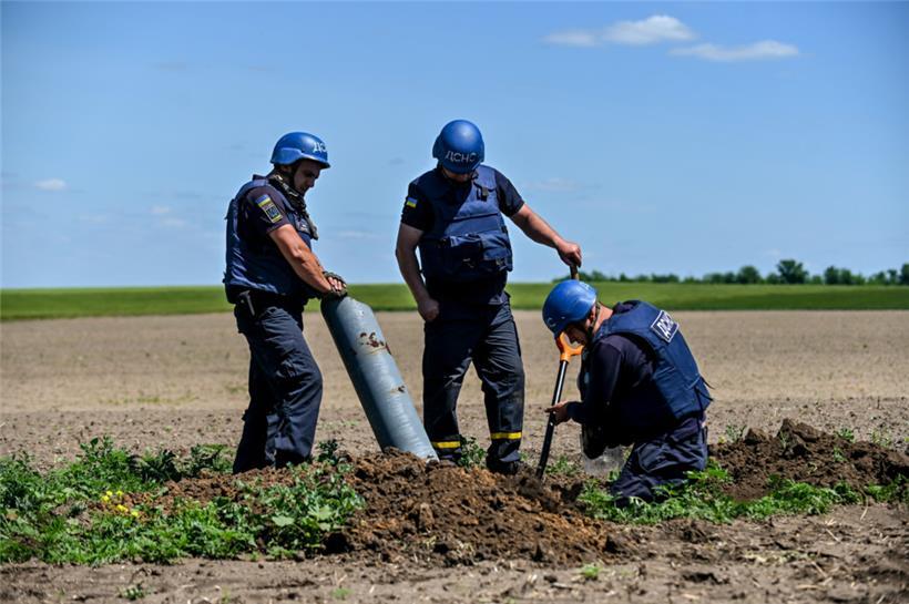 Überreste einer Uragan-Rakete in der Region Saporischschja: Das Unternehmen, das die Raketenwerfersysteme produziert, ist von den USA mit Sanktionen belegt, nicht aber von der EU und Großbritannien
