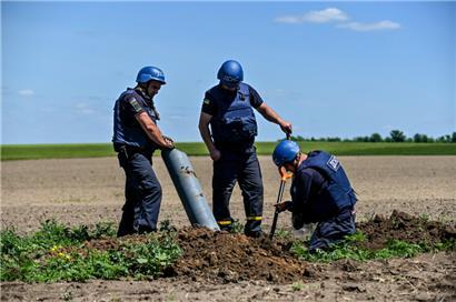 Überreste einer Uragan-Rakete in der Region Saporischschja: Das Unternehmen, das die Raketenwerfersysteme produziert, ist von den USA mit Sanktionen belegt, nicht aber von der EU und Großbritannien
