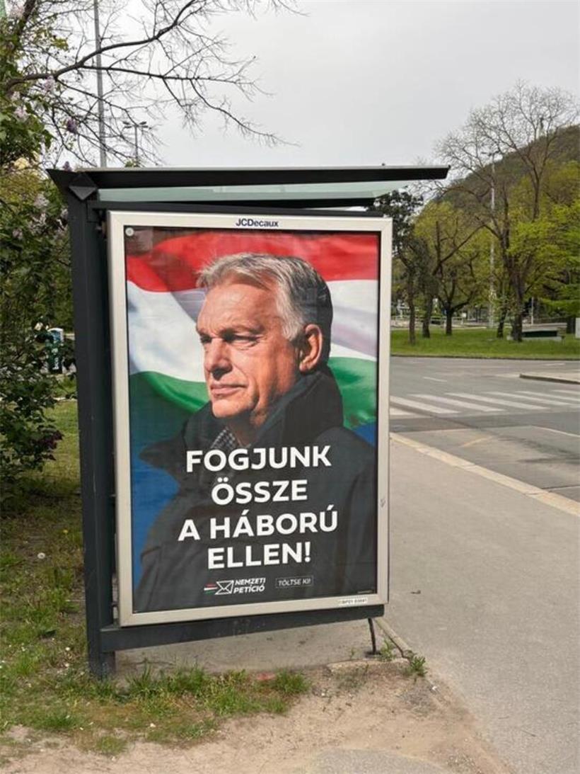Überreste eines gescheiterten Wahlkampfes: Orbáns Konterfei an einer Bushaltestelle in Budapest