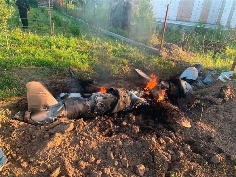 Überreste eines von der ukrainischen Flugabwehr abgeschossenen russischen Marschflugkörpers mit denen das Regime in Moskau die Menschen in der Kiewer Region terrorisiert
