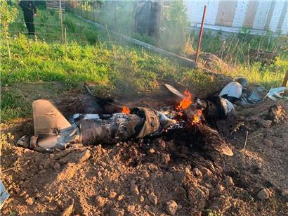 Überreste eines von der ukrainischen Flugabwehr abgeschossenen russischen Marschflugkörpers mit denen das Regime in Moskau die Menschen in der Kiewer Region terrorisiert
