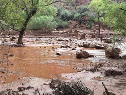 Überreste von Steinpfeilern einer Brücke am Bright Angel Creek nach einer Sturzflut, die die Fußgängerbrücke am 29. August zerstört hat