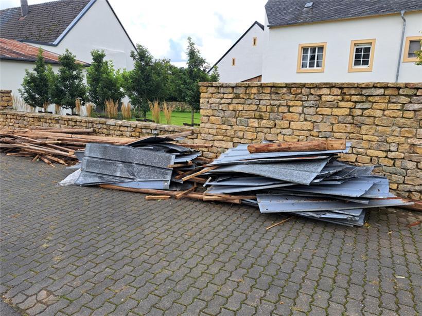 Überreste zerstörter Dächer