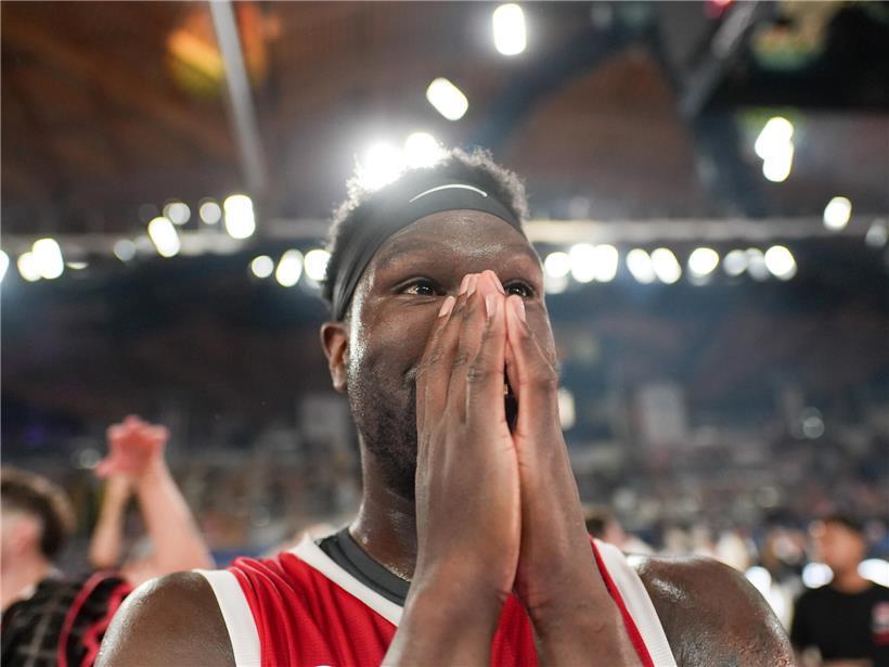 Tyrell Sturdivant jubelt begeistert über seinen ersten Basketballtitel in Luxemburg, emotional und stolz