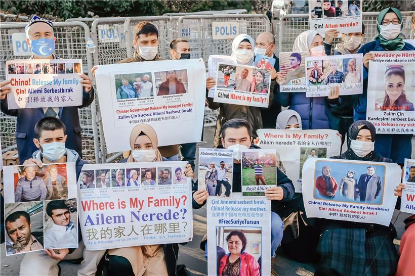 Uiguren demonstrieren vor der chinesischen Botschaft in Istanbul gegen die Repressionspolitik Pekings gegen die muslimische Minderheit in der nordwestlichen chinesischen Provinz Xinjiang. Berichten zufolge soll Peking massenhaft Uiguren als Zwangsarbeiter in Fabriken einsetzen.

