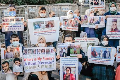 Uiguren demonstrieren vor der chinesischen Botschaft in Istanbul gegen die Repressionspolitik Pekings gegen die muslimische Minderheit in der nordwestlichen chinesischen Provinz Xinjiang. Berichten zufolge soll Peking massenhaft Uiguren als Zwangsarbeiter in Fabriken einsetzen.
