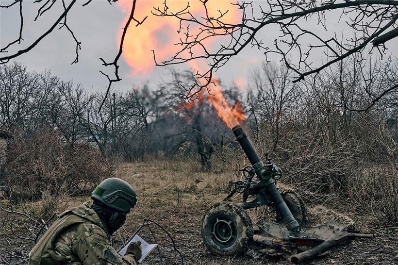 Ukraine, Bachmut: Freiwillige Soldaten feuern auf russische Stellungen
