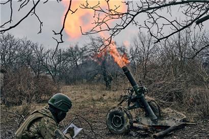 Ukraine, Bachmut: Freiwillige Soldaten feuern auf russische Stellungen
