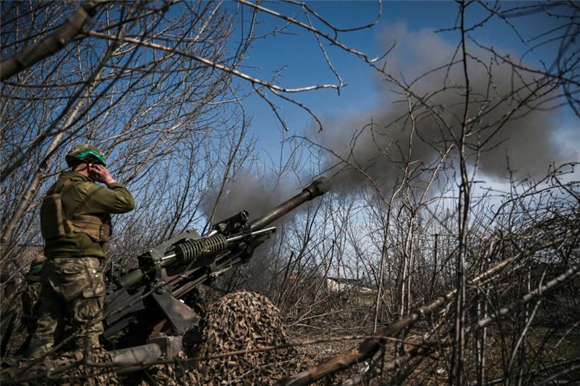 Ukrainer feuern auf russische Stellungen bei Bachmut: Beide Seiten verzeichnen hohe Verluste an diesem Frontabschnitt

