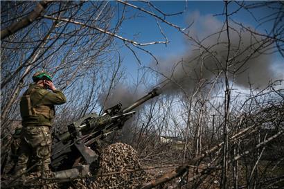 Ukrainer feuern auf russische Stellungen bei Bachmut: Beide Seiten verzeichnen hohe Verluste an diesem Frontabschnitt

