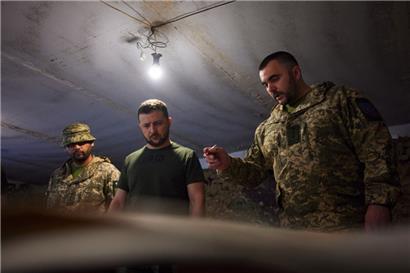 Ukraines Präsident Wolodymyr Selenskyj besuchte am Wochenende die Frontlinie im Osten des Landes
