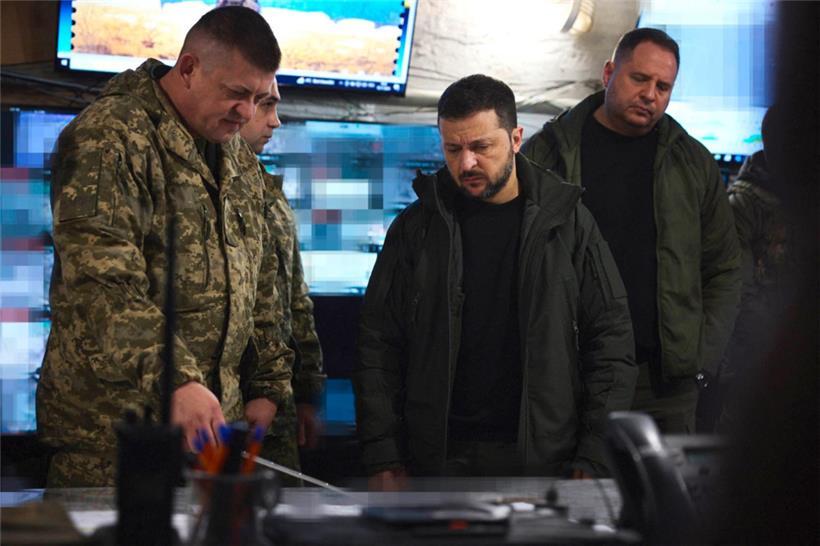 Ukraines Präsident Wolodymyr Selenskyj besuchte gestern die Kommandozentrale der stark umkämpften Frontstadt Pokrowsk
