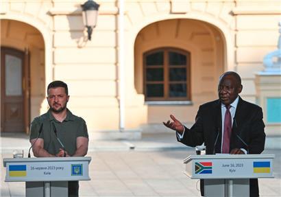 Ukraines Präsident Wolodymyr Selenskyj empfing gestern in Kiew unter anderem den südafrikanischen Präsidenten Cyril Ramaphosa: Eine afrikanische Delegation versucht Frieden in Europa zu vermitteln, wird aber bei ihrem Besuch in Moskau an diesem Vorhaben scheitern
