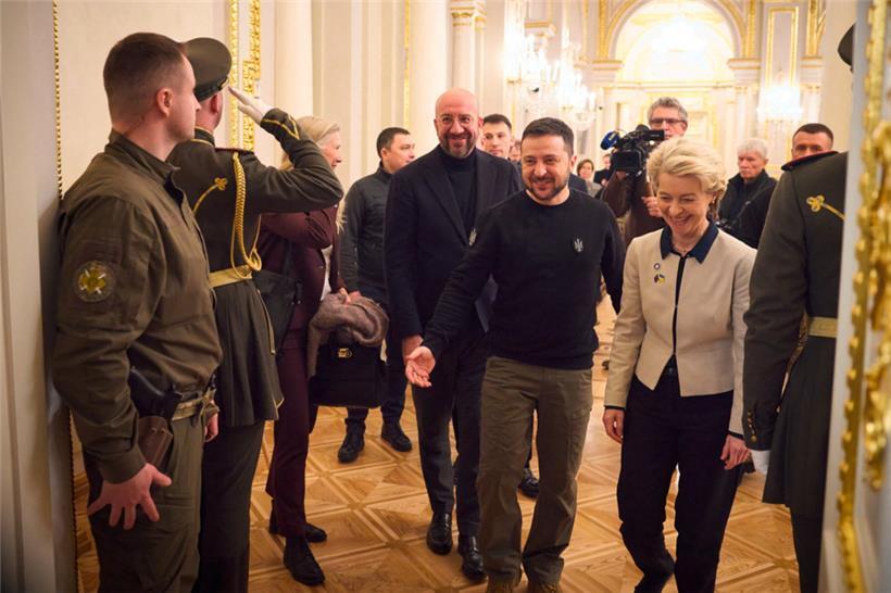 Ukraines Präsident Wolodymyr Selenskyj geleitet die EU-Kommissionspräsidentin Ursula von der Leyen und den Präsidenten des Europäischen Rates, Charles Michel, aus dem Sitzungssaal
