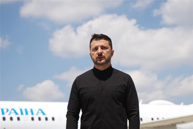 Ukraines Präsident Wolodymyr Selenskyj kommt im Flugzeug auf dem Flughafen Esenboga in Ankara an
