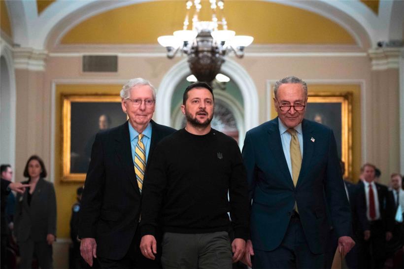 Ukraines Präsident Wolodymyr Selenskyj mit dem republikanischen Minderheitsführer Mitch McConnell (l.) und dem demokratischen Mehrheitsführer Chuck Schumer im US-Senat
