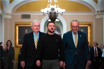 Ukraines Präsident Wolodymyr Selenskyj mit dem republikanischen Minderheitsführer Mitch McConnell (l.) und dem demokratischen Mehrheitsführer Chuck Schumer im US-Senat
