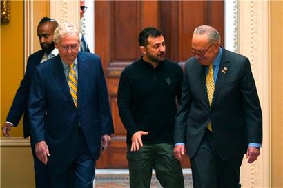 Ukraines Präsident Wolodymyr Selenskyj wurde vor seinem Treffen mit US-Präsident Joe Biden im Kapitol von den beiden Senatoren Charles Schumer (r.), Demokraten, und Mitch McConnell (l.), Republikaner, empfangen
