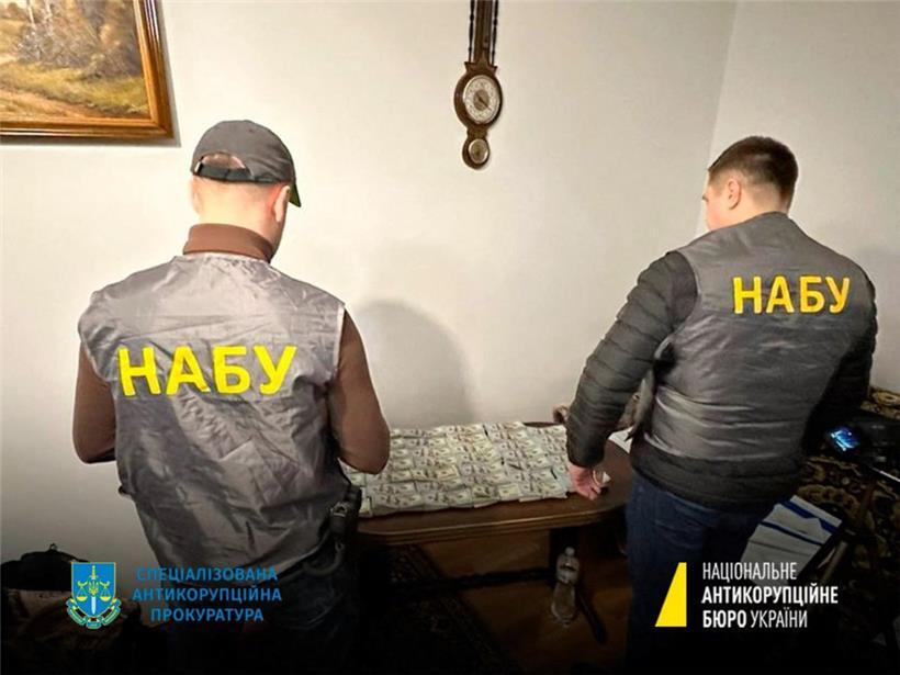 Ukrainische Anti-Korruptionsagenten mit beschlagnahmtem Bargeld
